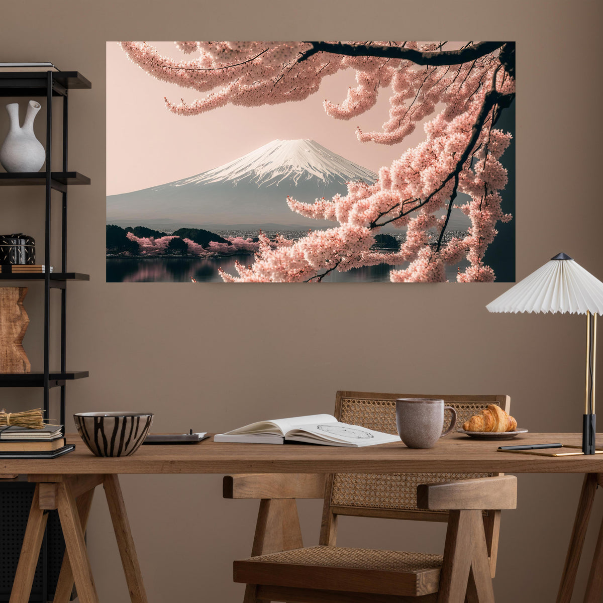 Office Poster  - Sakura Baum mit Fuji Berg im Hintergrund über poliertem Holztisch mit stilvoller Lampe - rechteckig