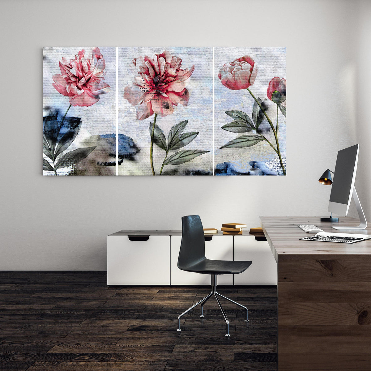 Office Poster  - Sammlung von rosa Blumen - Ölgemälden an einer Wand in minimalistisch eingerichtetem Heim-Büro