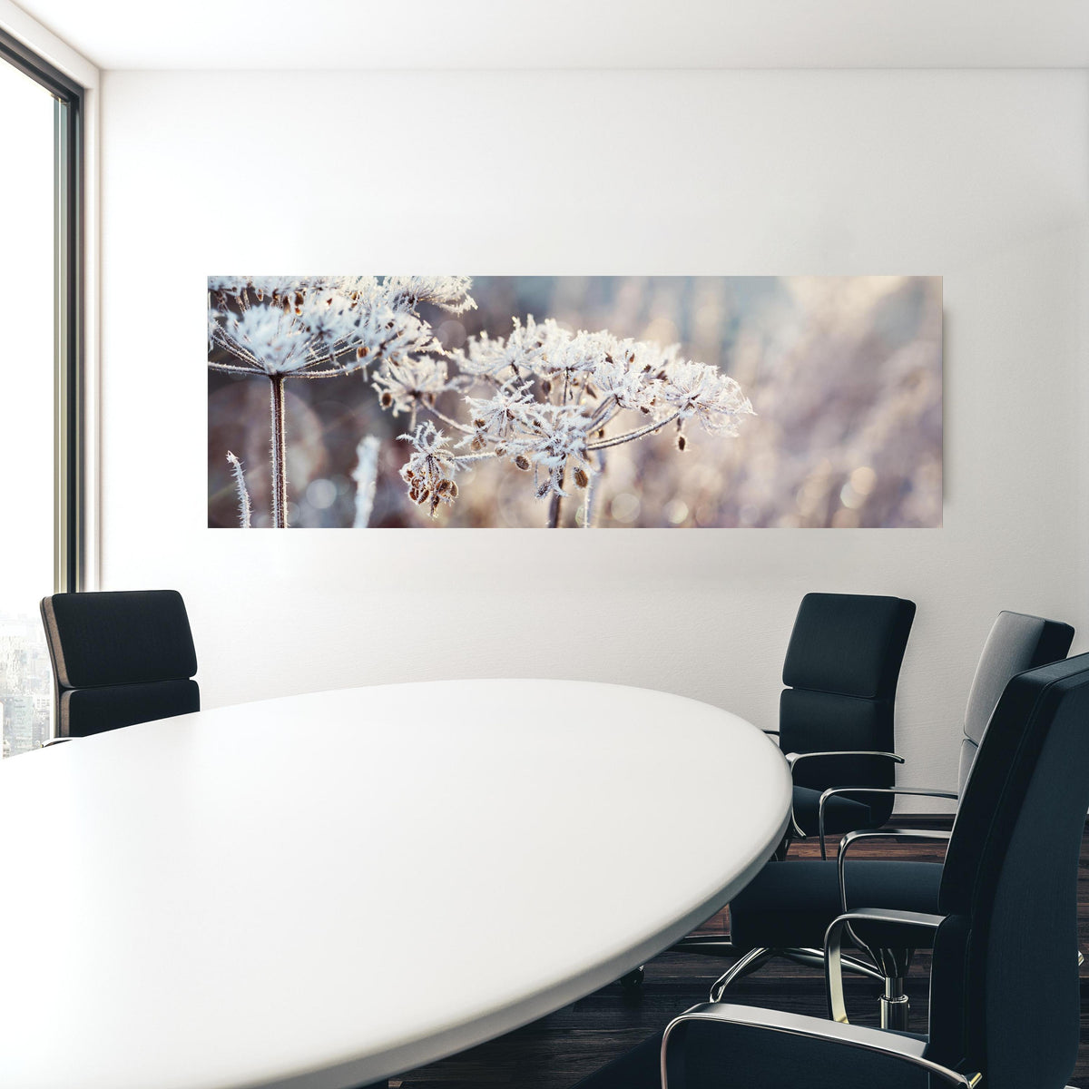 Office Poster  - Schneetau auf Pflanzen in einem Konferenzraum hinter weißem ovalem Tisch