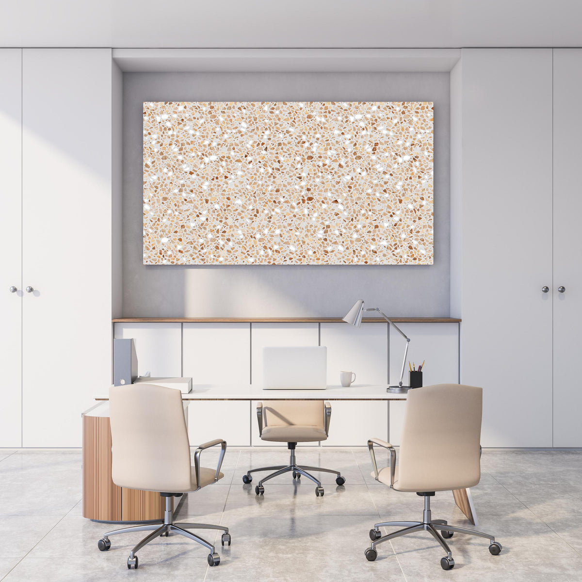Office Poster  - Schöne beige Terrazzo Stein Textur hinter weißem Holzschreibtisch mit Tischlampe