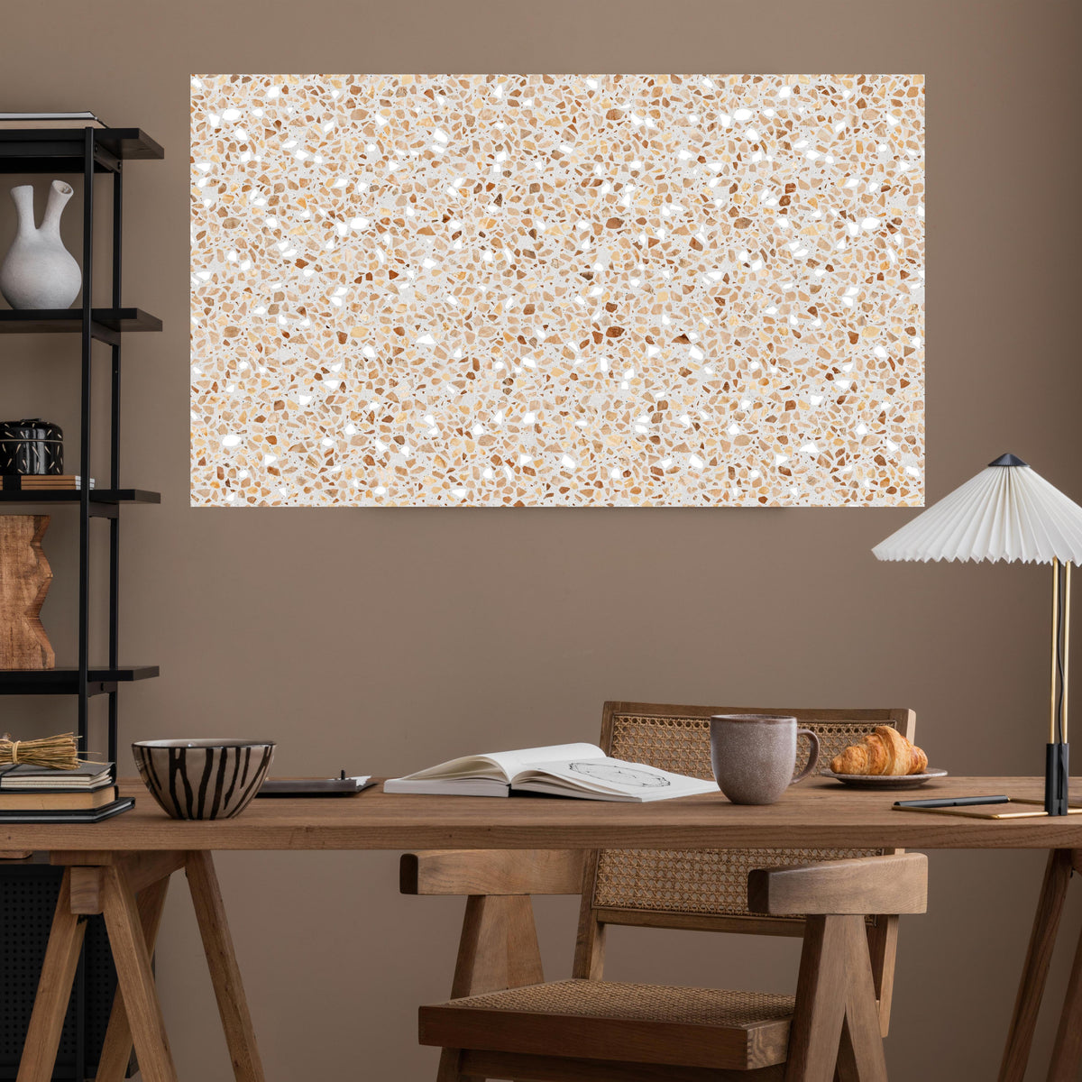Office Poster  - Schöne beige Terrazzo Stein Textur über poliertem Holztisch mit stilvoller Lampe - rechteckig