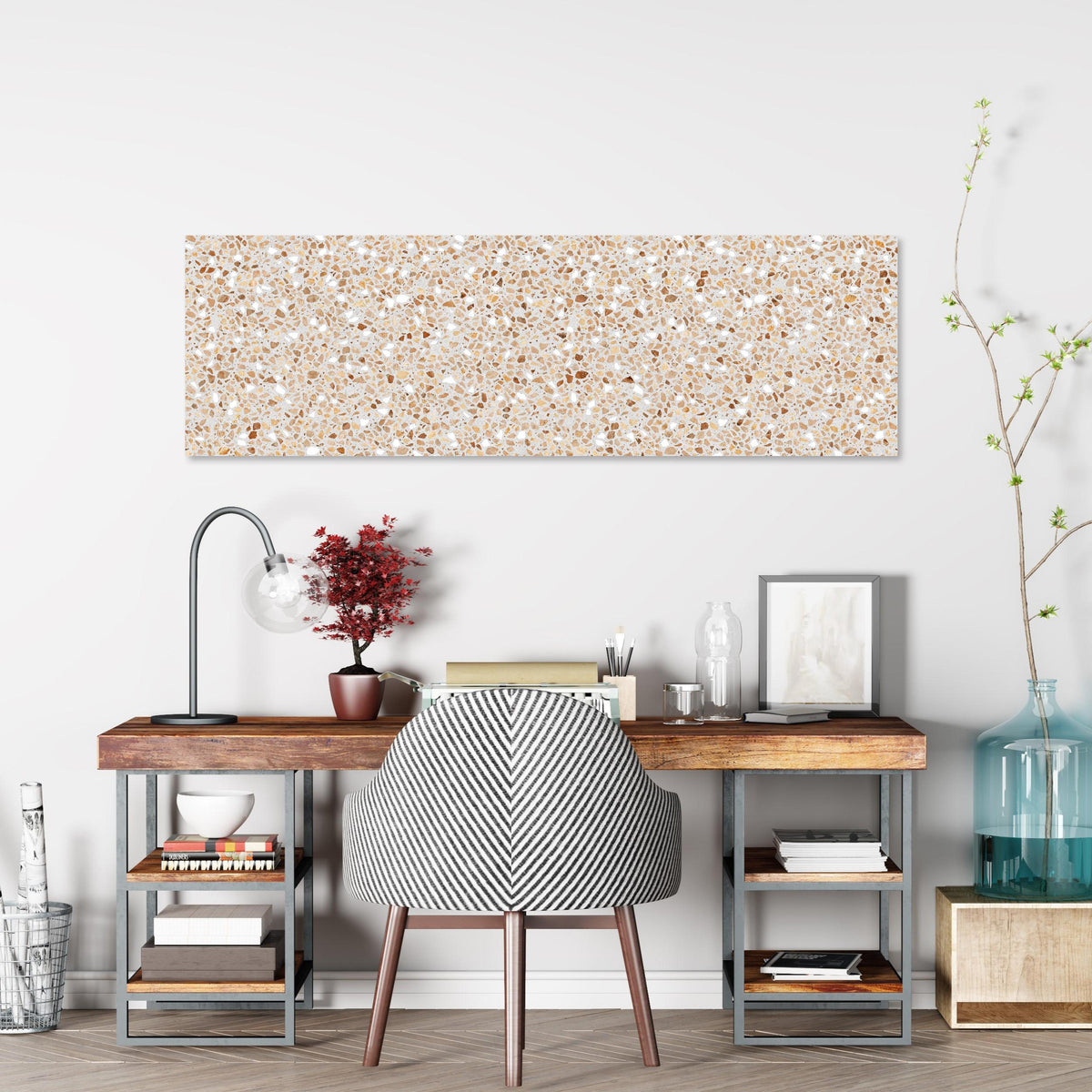 Office Poster  - Schöne beige Terrazzo Stein Textur über klassischem Holzschreibtisch mit Bücherregal