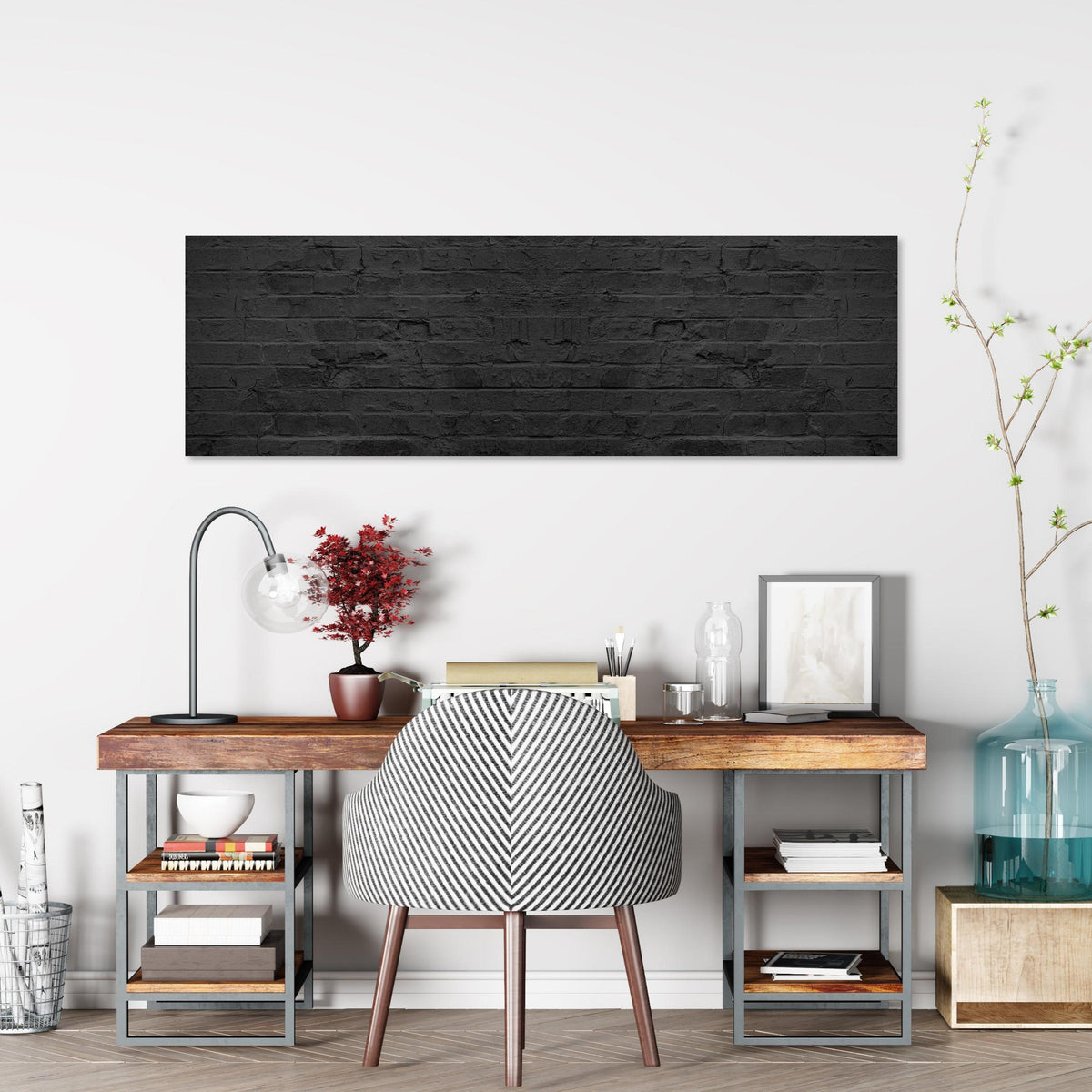 Office Poster  - Schwarze anthrazit Ziegeln über klassischem Holzschreibtisch mit Bücherregal