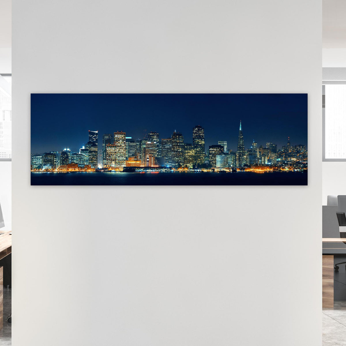 Office Poster  - Skyline von San Francisco an weißer Wand in hell eingerichtetem Büro Zoom