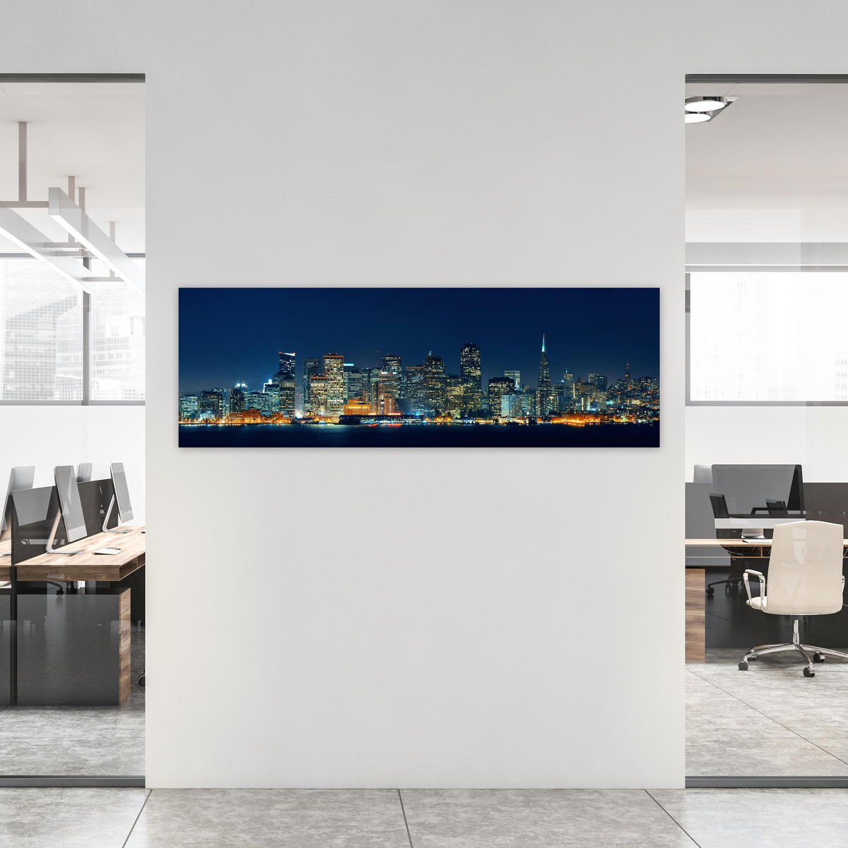 Office Poster  - Skyline von San Francisco an weißer Wand in hell eingerichtetem Büro