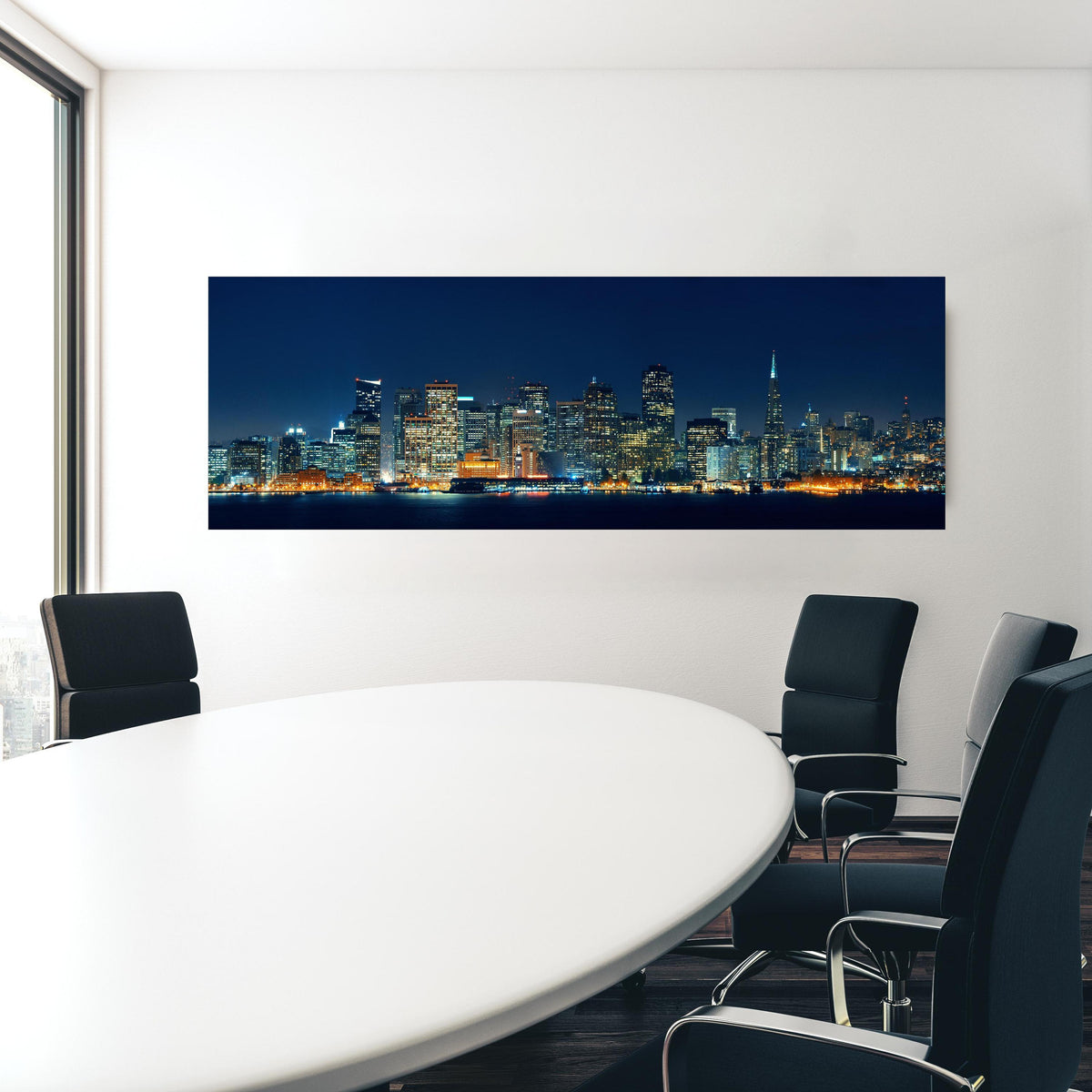 Office Poster  - Skyline von San Francisco in einem Konferenzraum hinter weißem ovalem Tisch
