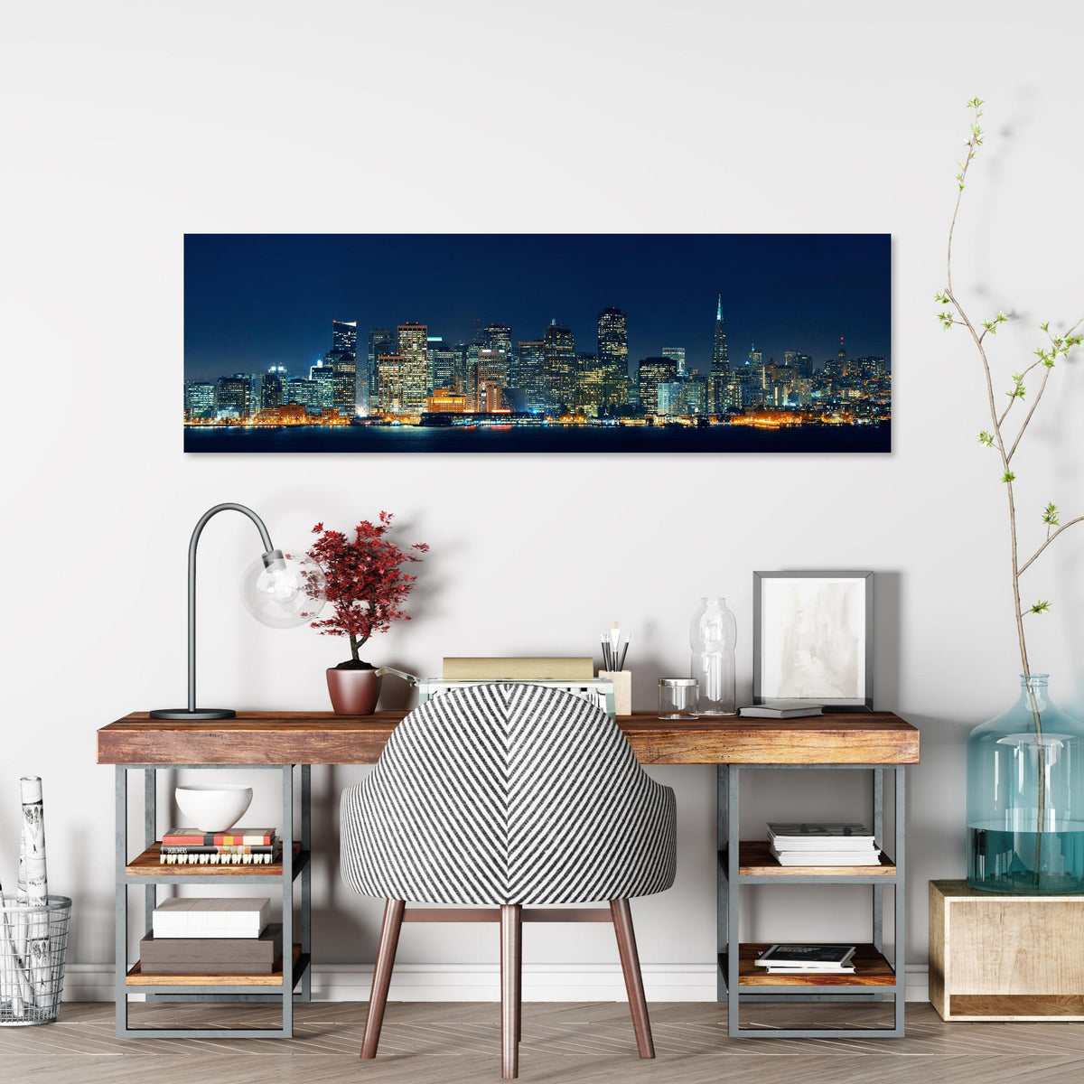 Office Poster  - Skyline von San Francisco über klassischem Holzschreibtisch mit Bücherregal