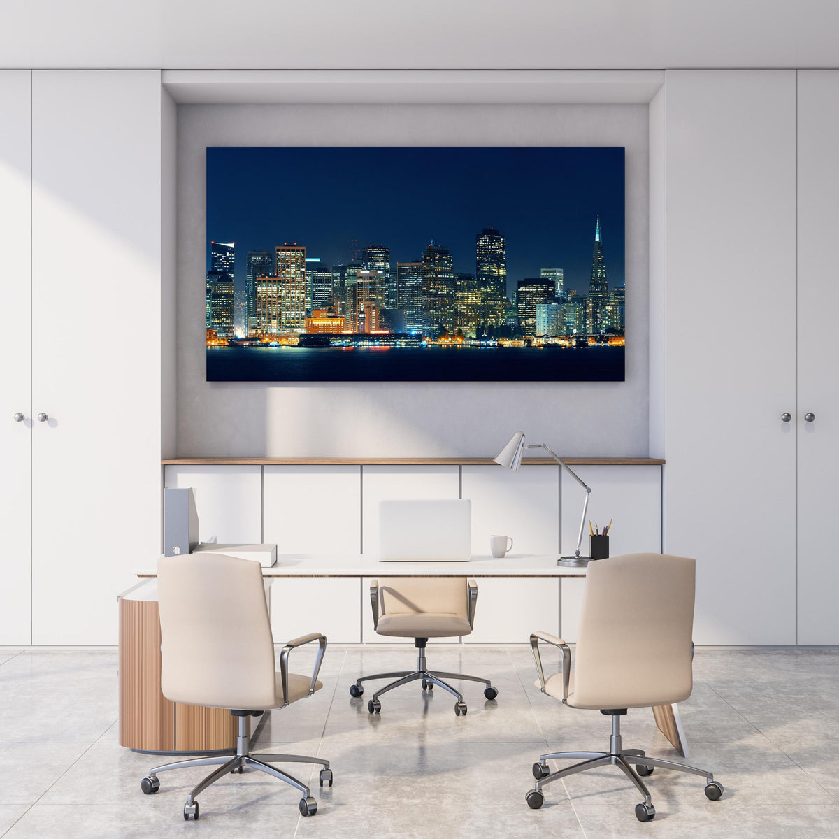Office Poster  - Skyline von San Francisco hinter weißem Holzschreibtisch mit Tischlampe