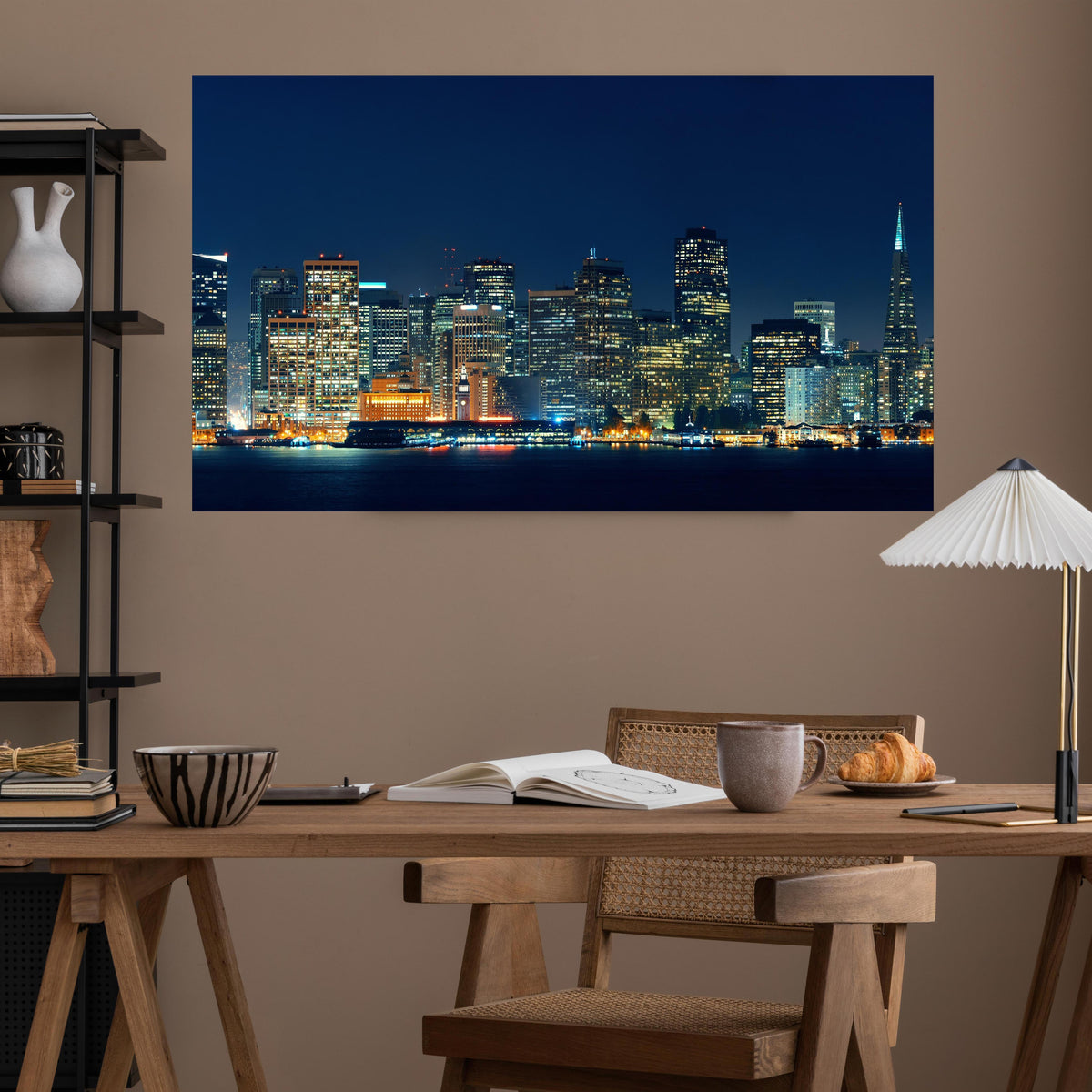 Office Poster  - Skyline von San Francisco über poliertem Holztisch mit stilvoller Lampe - rechteckig