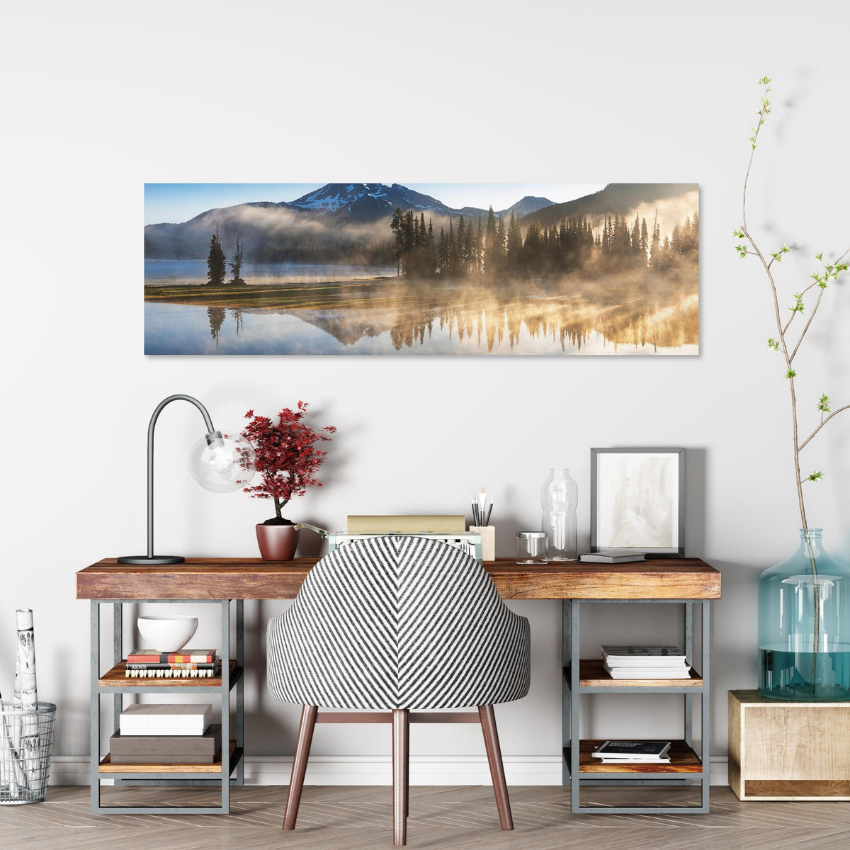 Office Poster  - South Sister & Broken - Spar über klassischem Holzschreibtisch mit Bücherregal