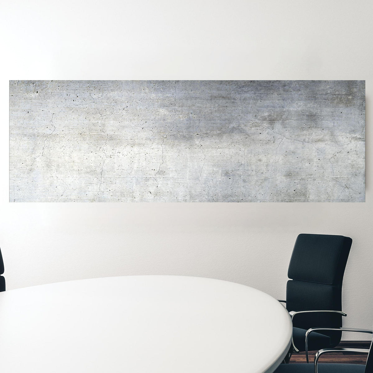 Office Poster  - Textur einer alten grauen Betonwand in einem Konferenzraum hinter weißem ovalem Tisch Zoom