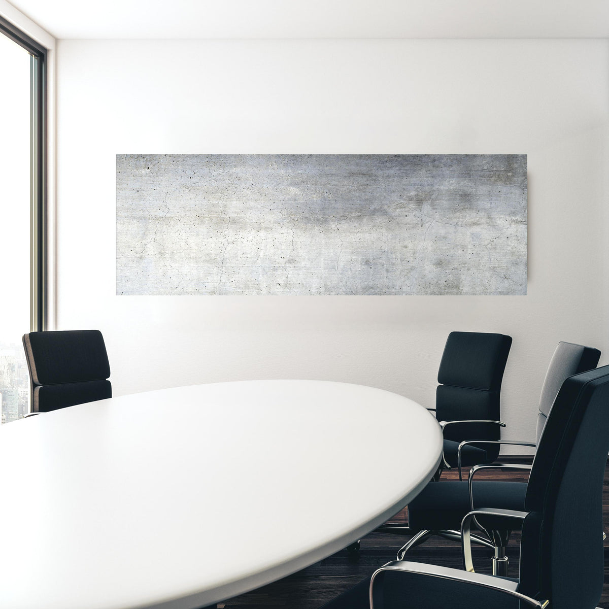 Office Poster  - Textur einer alten grauen Betonwand in einem Konferenzraum hinter weißem ovalem Tisch