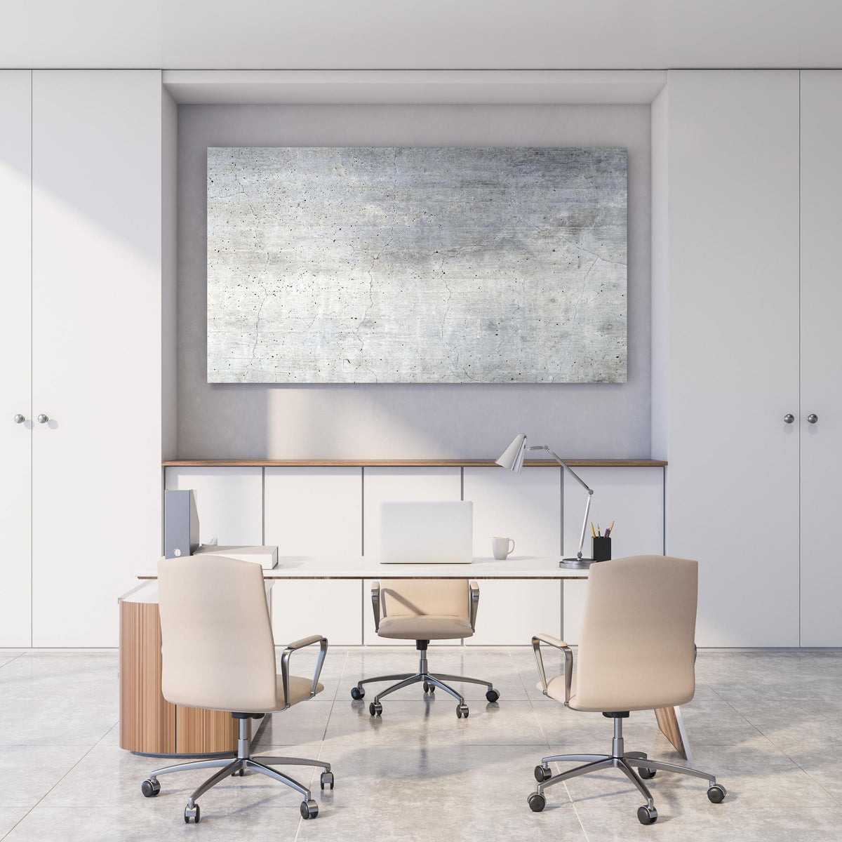 Office Poster  - Textur einer alten grauen Betonwand hinter weißem Holzschreibtisch mit Tischlampe