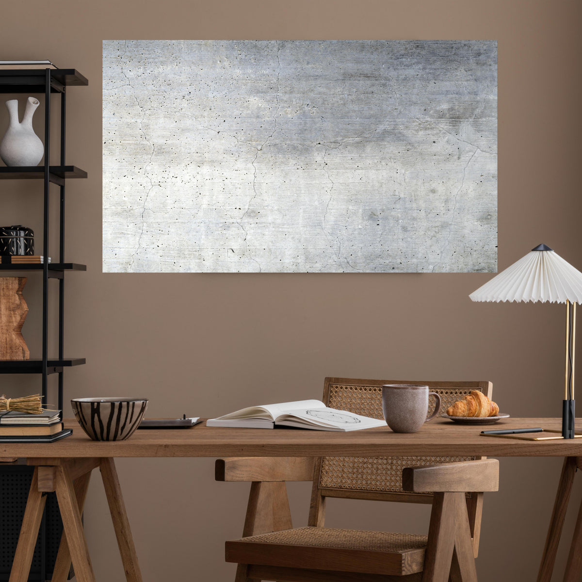 Office Poster  - Textur einer alten grauen Betonwand über poliertem Holztisch mit stilvoller Lampe - rechteckig