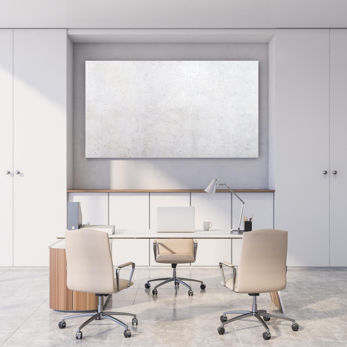 Office Poster  - Textur einer weißen Betonwand hinter weißem Holzschreibtisch mit Tischlampe