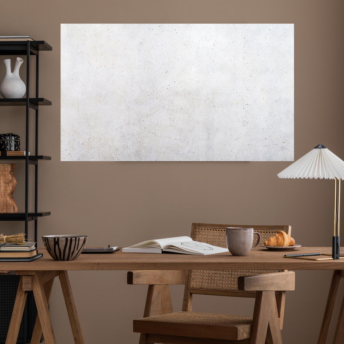 Office Poster  - Textur einer weißen Betonwand über poliertem Holztisch mit stilvoller Lampe - rechteckig