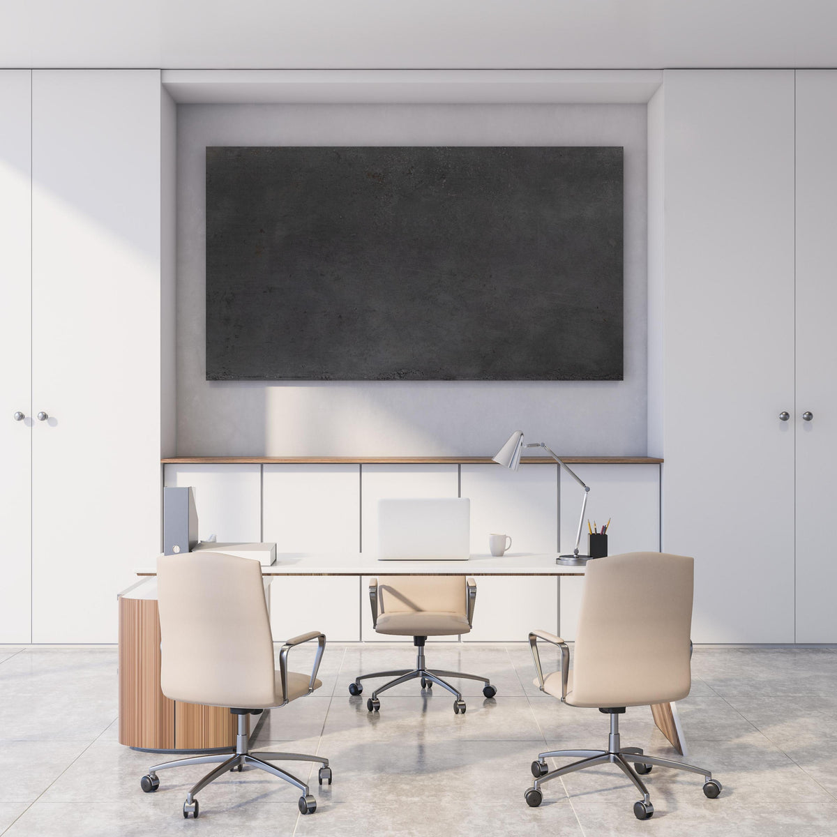 Office Poster  - Textur von poliertem Beton hinter weißem Holzschreibtisch mit Tischlampe