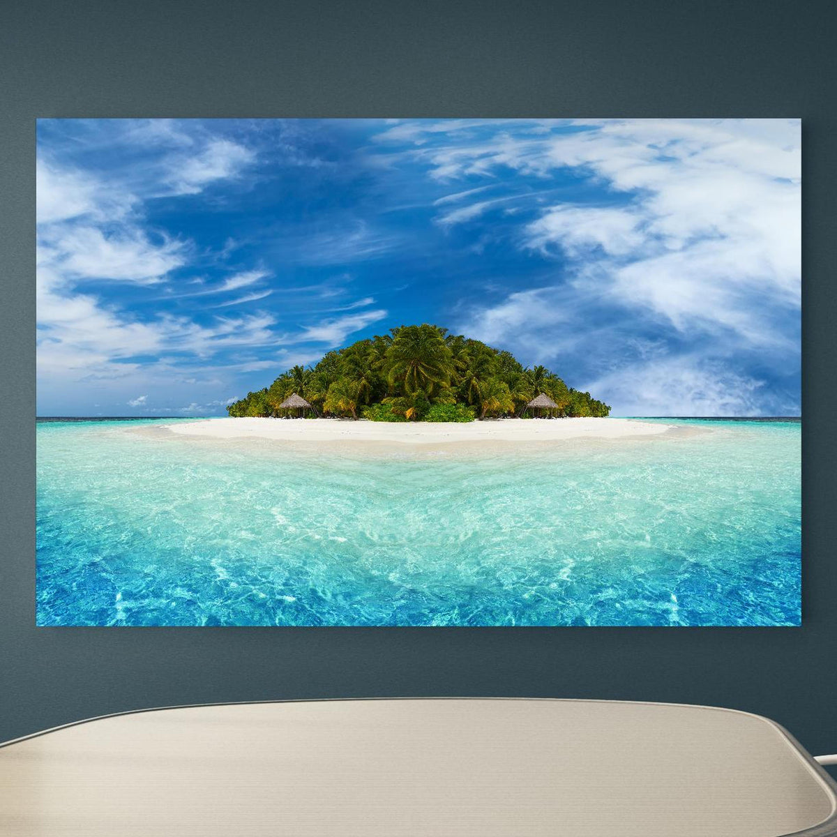 Office Poster  - Tropische Insel mit Kokospalmen an blauer Wand in einem Besprechungsraum Zoom