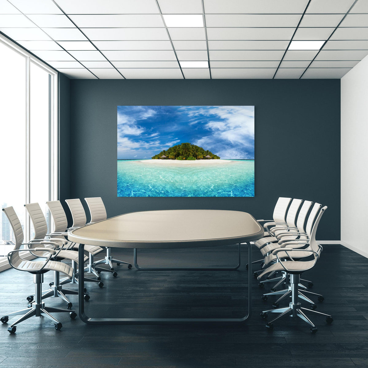 Office Poster  - Tropische Insel mit Kokospalmen an blauer Wand in einem Besprechungsraum
