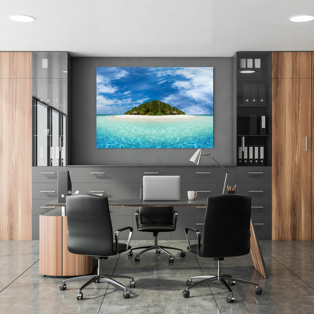 Office Poster  - Tropische Insel mit Kokospalmen in klassischem Büroraum zwischen Holzschränken
