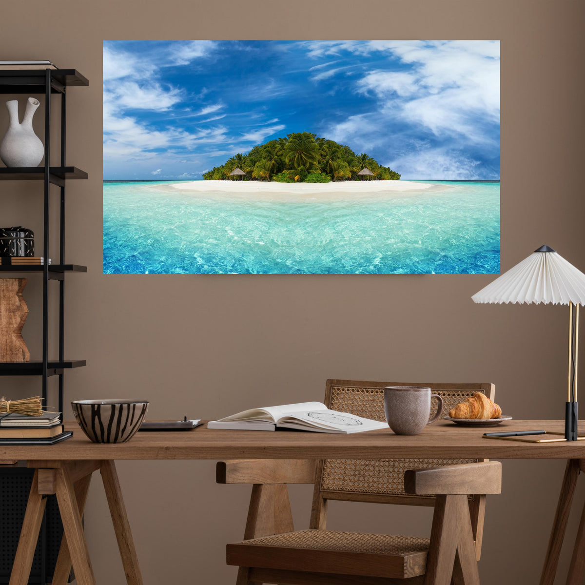 Office Poster  - Tropische Insel mit Kokospalmen über poliertem Holztisch mit stilvoller Lampe - rechteckig