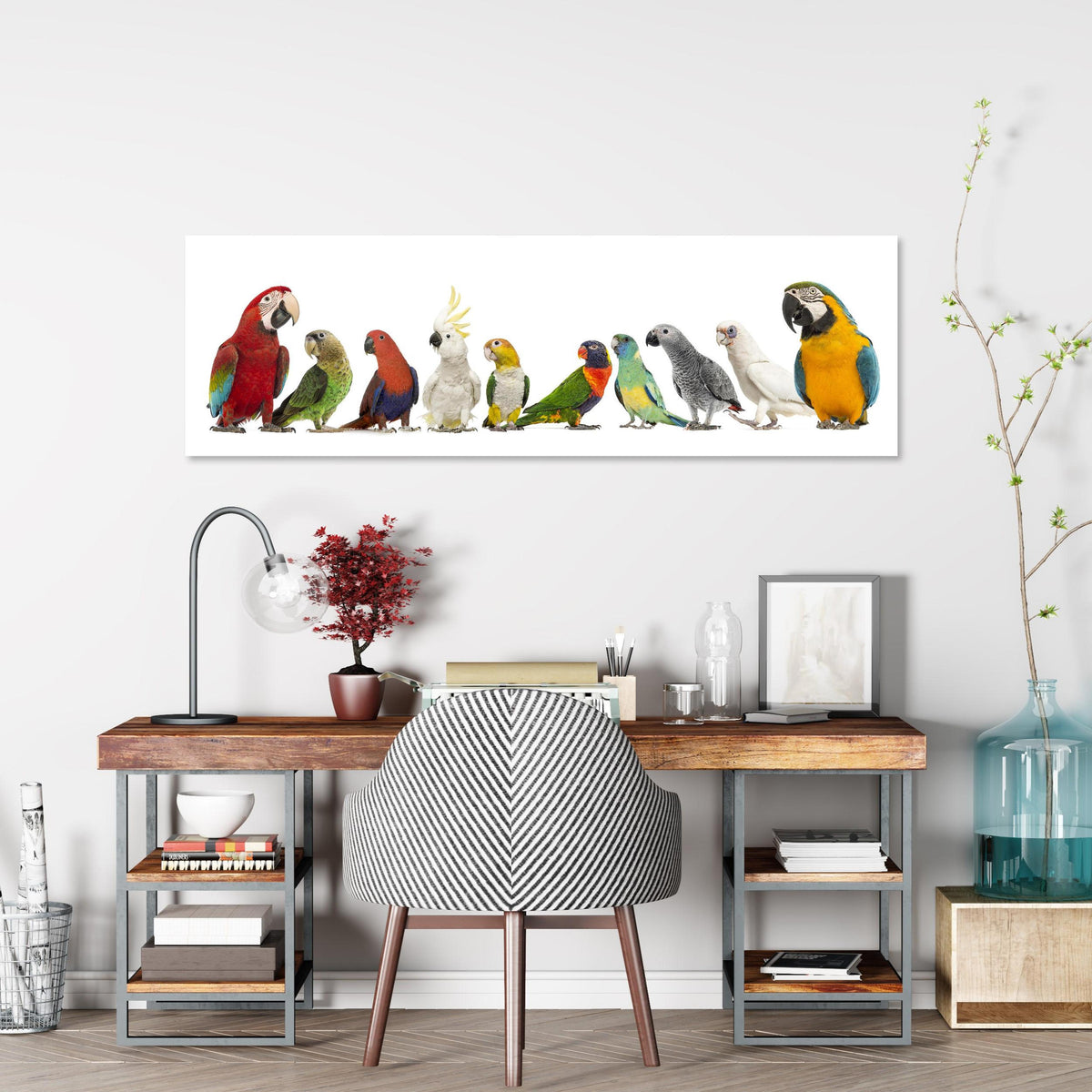 Office Poster  - Tropische Papageien - Exotisch über klassischem Holzschreibtisch mit Bücherregal