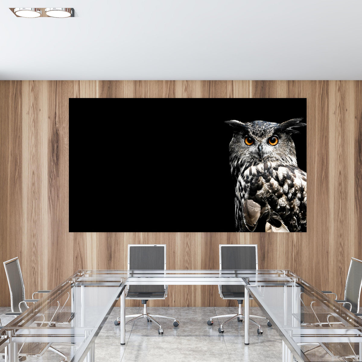 Office Poster  - Uhu auf schwarzem Hintergrund in einem Konferenzraum mit Glastisch und Holzwand