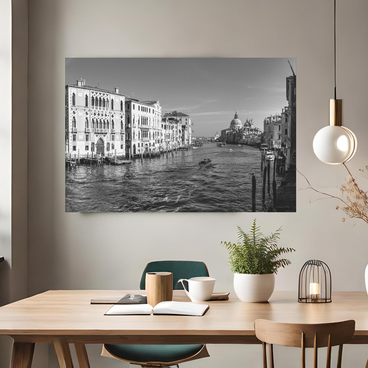 Office Poster  - Venedig in Schwarz und Weiß über klassischem Holztisch mit runder Vase - rechteckig