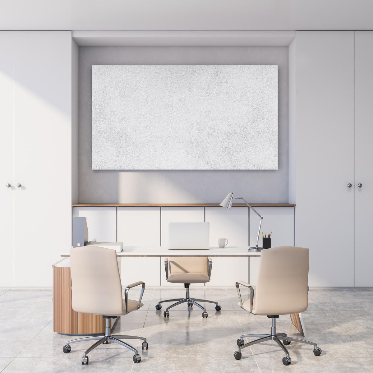 Office Poster  - Weiß-gräuliche Betonwand hinter weißem Holzschreibtisch mit Tischlampe