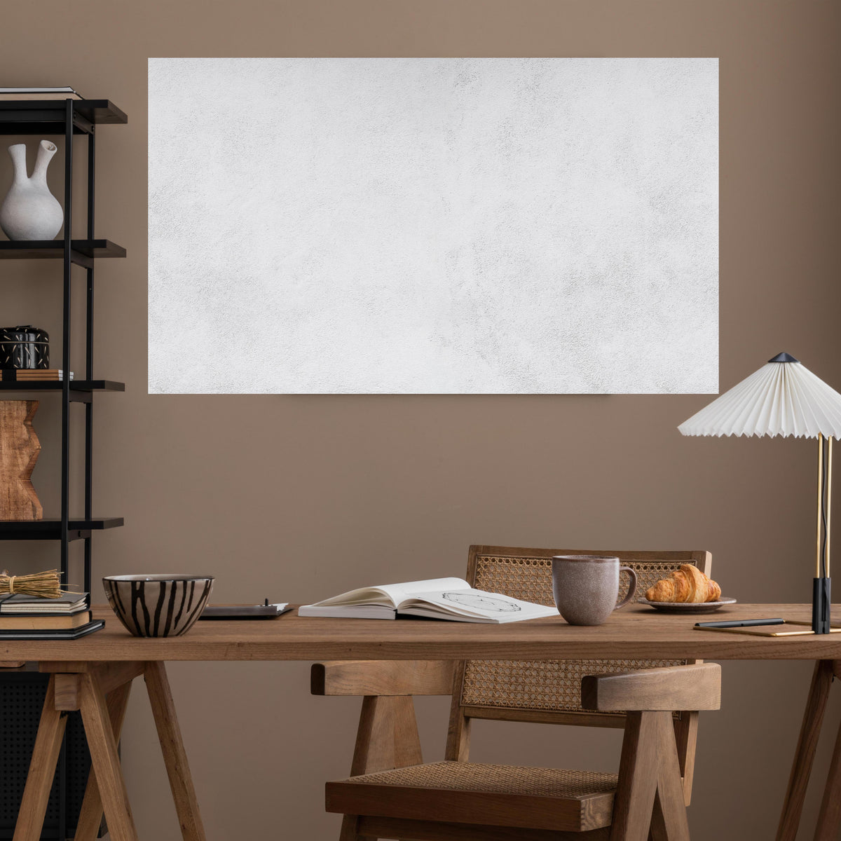 Office Poster  - Weiß-gräuliche Betonwand über poliertem Holztisch mit stilvoller Lampe - rechteckig