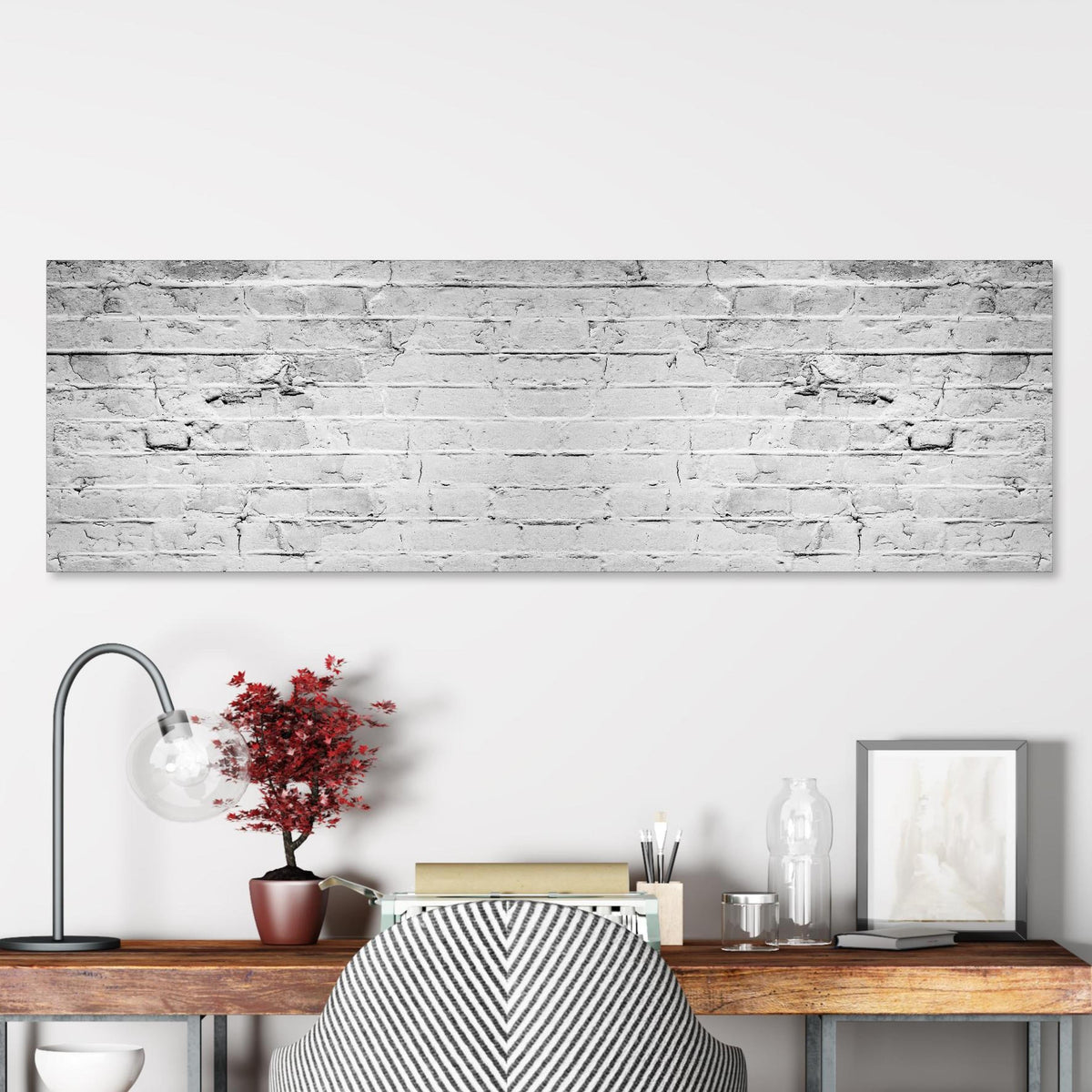Office Poster  - Weiß grau beschädigte Backstein Wand über klassischem Holzschreibtisch mit Bücherregal Zoom