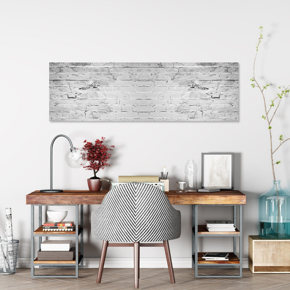 Office Poster  - Weiß grau beschädigte Backstein Wand über klassischem Holzschreibtisch mit Bücherregal
