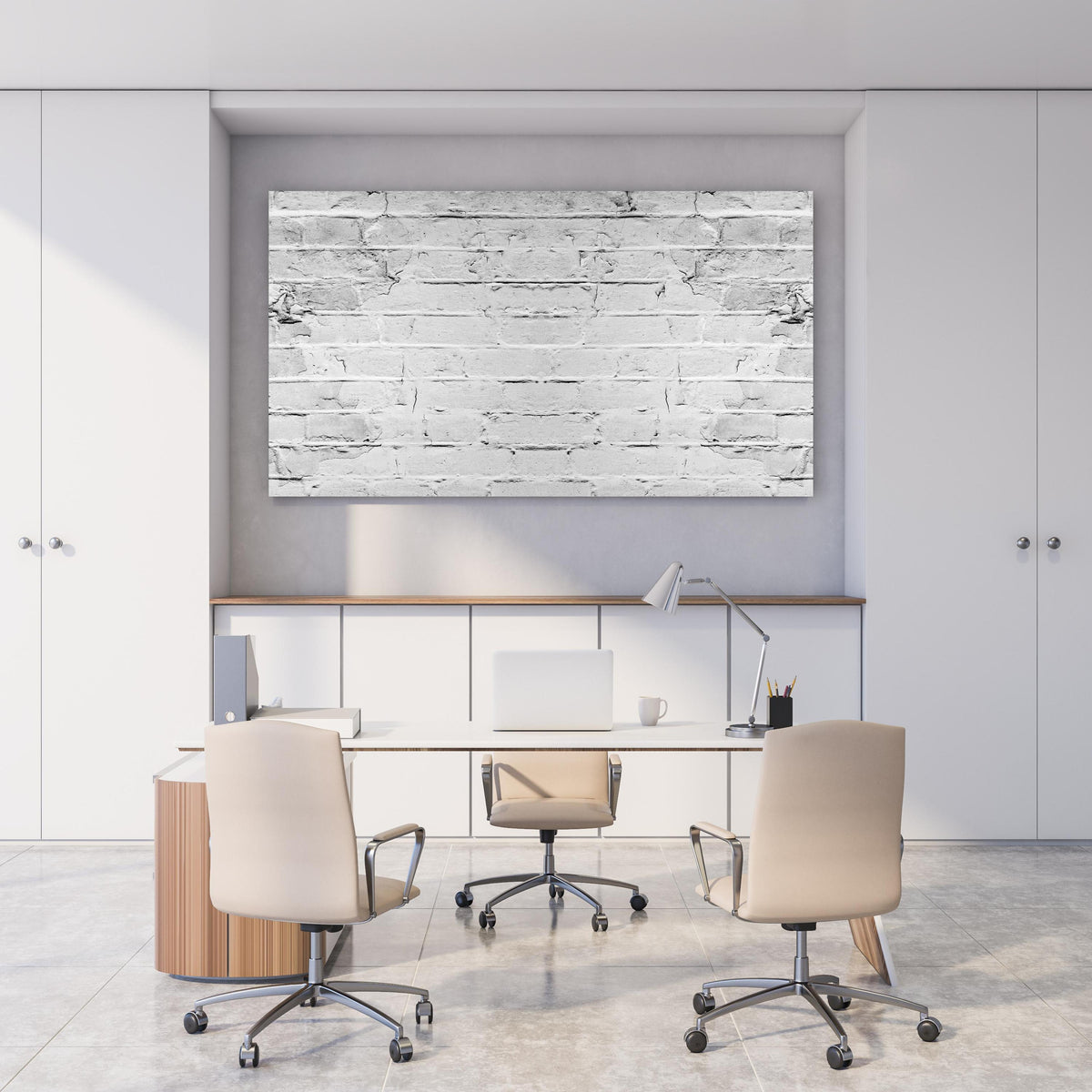 Office Poster  - Weiß grau beschädigte Backstein Wand hinter weißem Holzschreibtisch mit Tischlampe