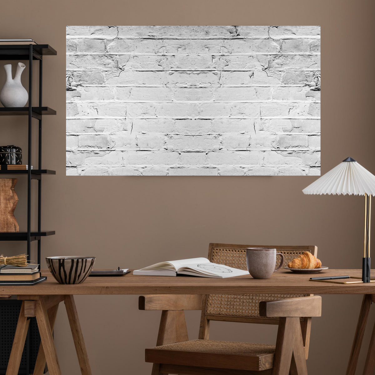 Office Poster  - Weiß grau beschädigte Backstein Wand über poliertem Holztisch mit stilvoller Lampe - rechteckig