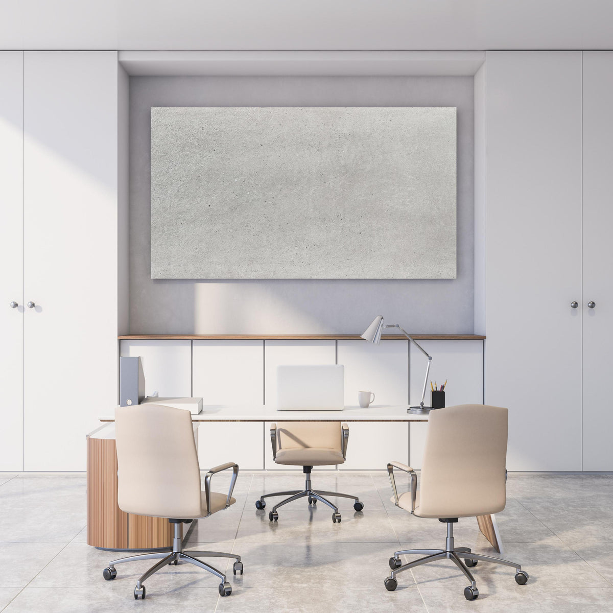 Office Poster  - Weiß graue Betonwand 2 hinter weißem Holzschreibtisch mit Tischlampe