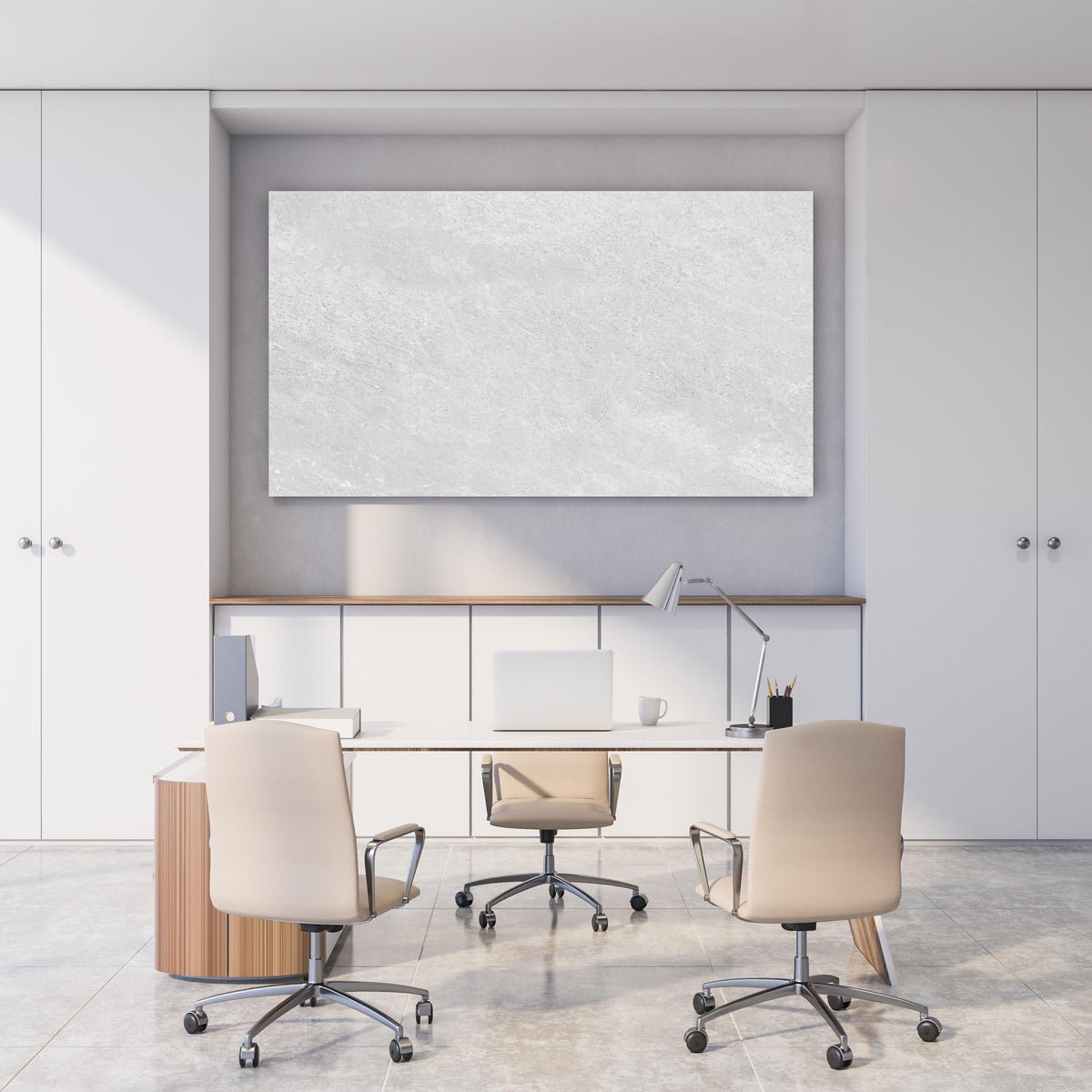 Office Poster  - Weiße Licht Marmor Textur hinter weißem Holzschreibtisch mit Tischlampe