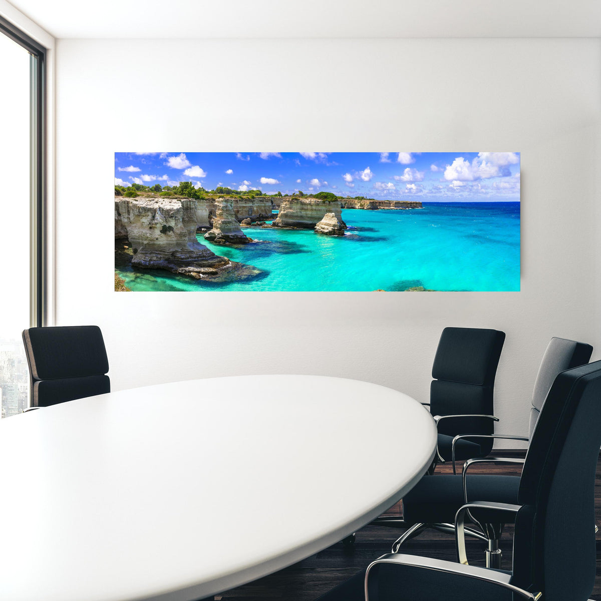 Office Poster  - Wunderschöne Meereslandschaften in Apulien in einem Konferenzraum hinter weißem ovalem Tisch