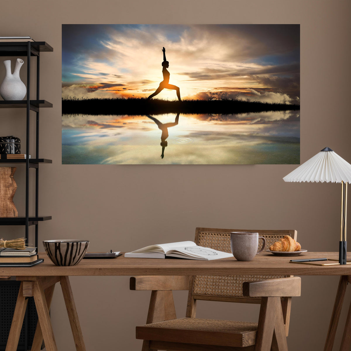 Office Poster  - Yoga praktizierendes Mädchen über poliertem Holztisch mit stilvoller Lampe - rechteckig
