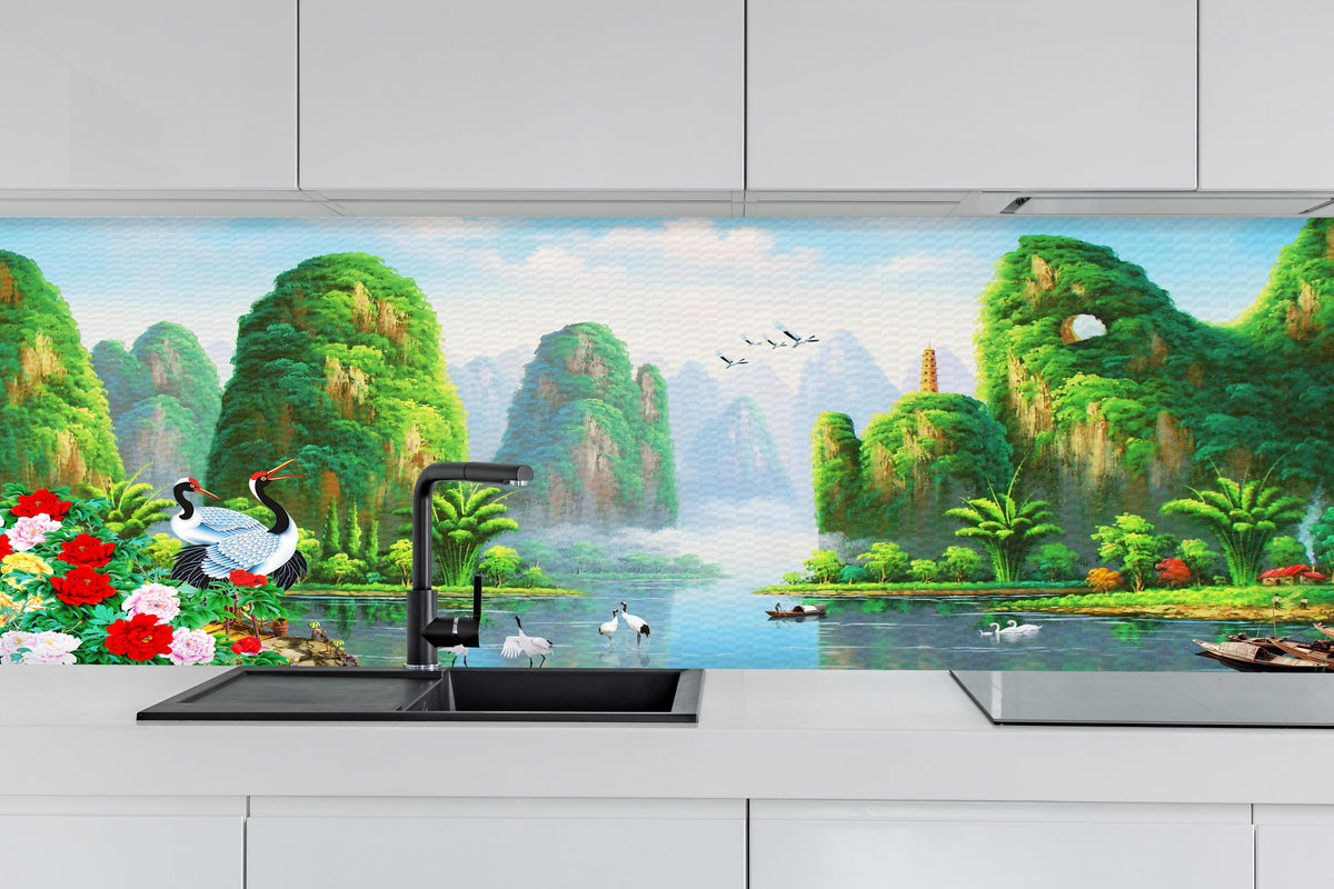 Küche - Vogelarten mit wunderschöner Berg/See Aussicht hinter weißen Hochglanz-Küchenregalen und schwarzem Wasserhahn