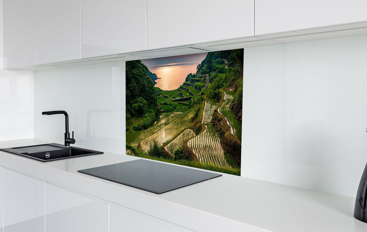 Spritzschutz - Abendlicher Blick japanische Berglandschaft hinter einem Cerankochfeld zwischen Holz-Kochutensilien
