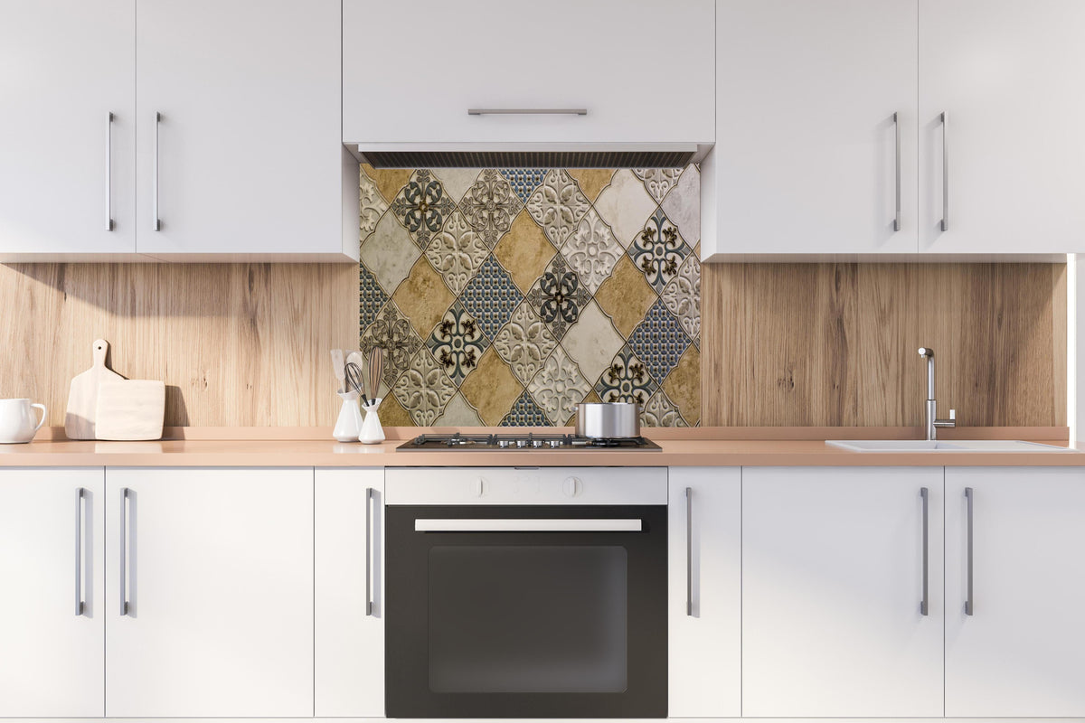 Spritzschutz - Antike Vintage Fliesen mit Mosaikmuster hinter einem Cerankochfeld zwischen Holz-Kochutensilien
