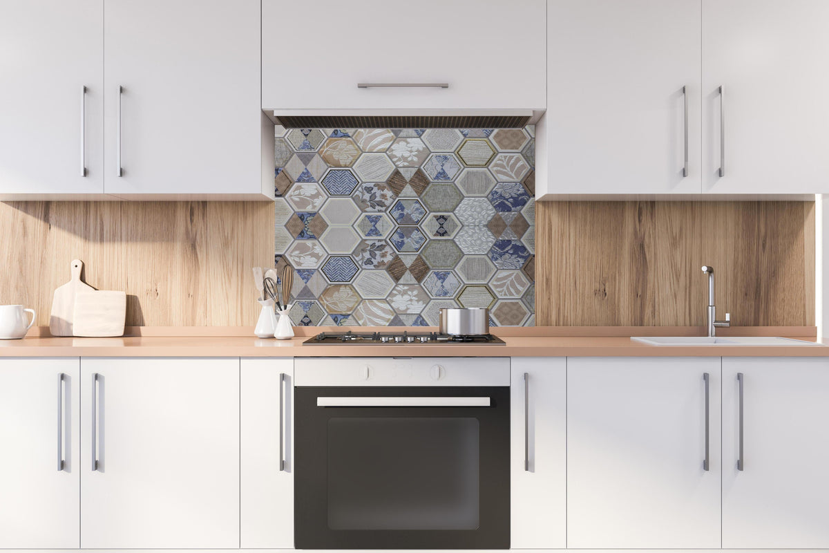 Spritzschutz - Dekorative Hexagon Fliesen mit buntem Design hinter einem Cerankochfeld zwischen Holz-Kochutensilien
