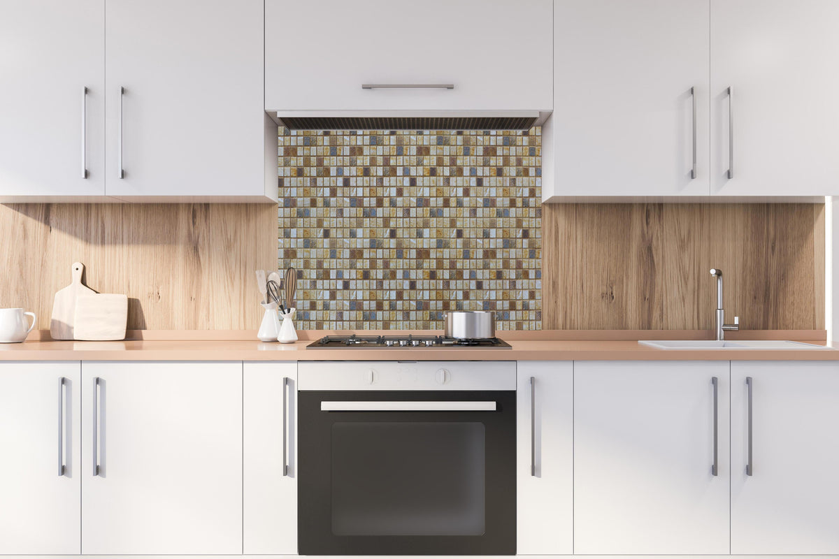 Spritzschutz - Farbenfrohes Mosaik-Fliesenmuster für Bad & Küche hinter einem Cerankochfeld zwischen Holz-Kochutensilien
