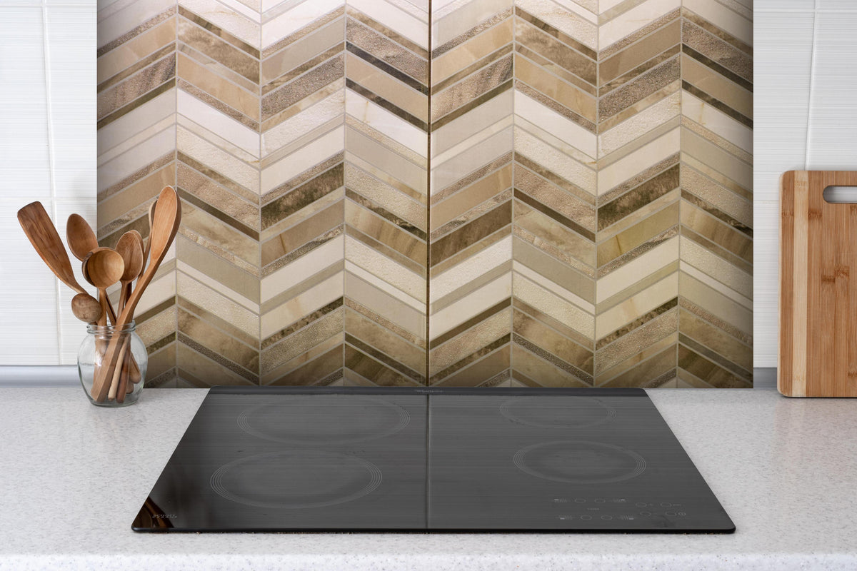Spritzschutz - Geometrische Beige-Creme Wandfliesenstruktur hinter einem Cerankochfeld zwischen Holz-Kochutensilien
