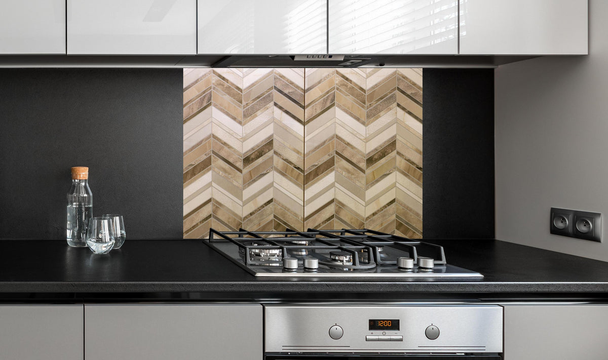 Spritzschutz - Geometrische Beige-Creme Wandfliesenstruktur hinter einem Cerankochfeld zwischen Holz-Kochutensilien
