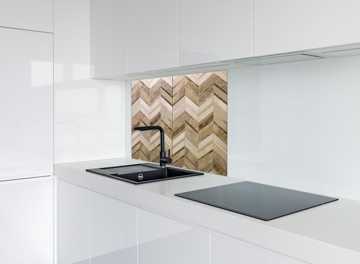 Spritzschutz - Geometrische Beige-Creme Wandfliesenstruktur hinter einem Cerankochfeld zwischen Holz-Kochutensilien
