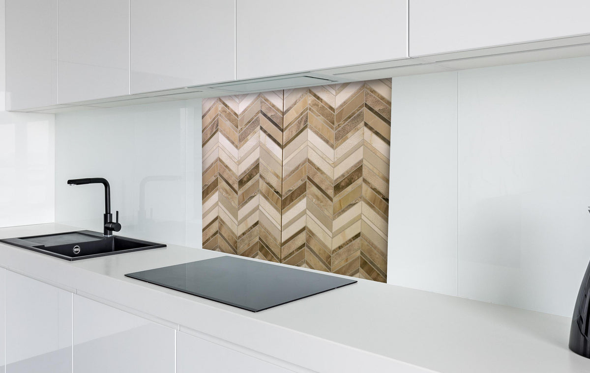 Spritzschutz - Geometrische Beige-Creme Wandfliesenstruktur hinter einem Cerankochfeld zwischen Holz-Kochutensilien
