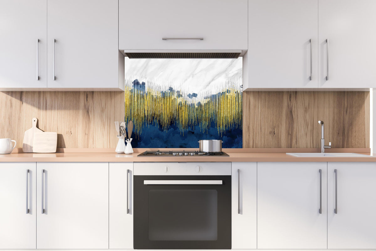 Spritzschutz - Marmor Kunst Tapete - 3D hinter einem Cerankochfeld zwischen Holz-Kochutensilien
