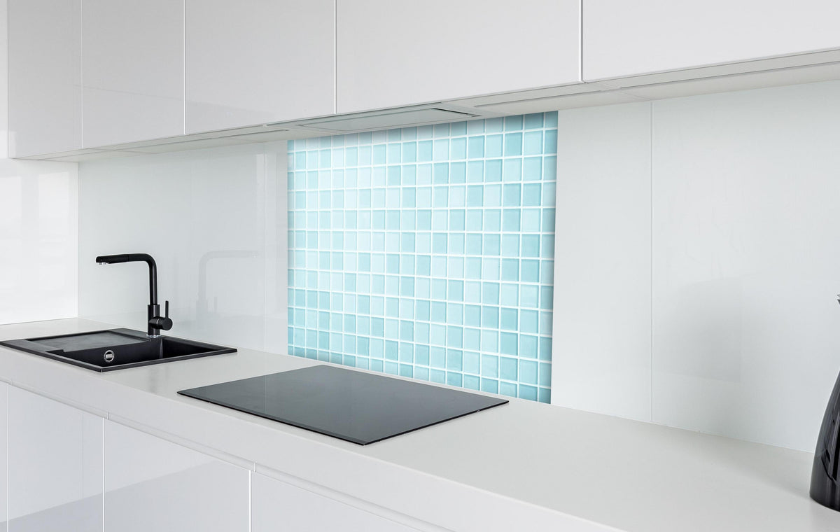 Spritzschutz - Moderne Blau-Weiße Wand- und Bodenfliesen hinter einem Cerankochfeld zwischen Holz-Kochutensilien
