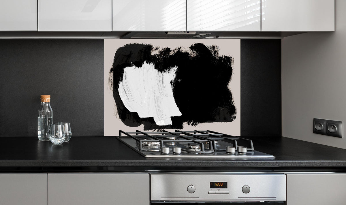 Spritzschutz - Moderne Kunst Pinselstrich Monochrom hinter einem Cerankochfeld zwischen Holz-Kochutensilien
